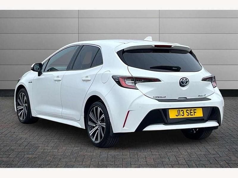 Used Toyota Corolla Design 122 HP (89 kW) 2020 Pure white Hatchback