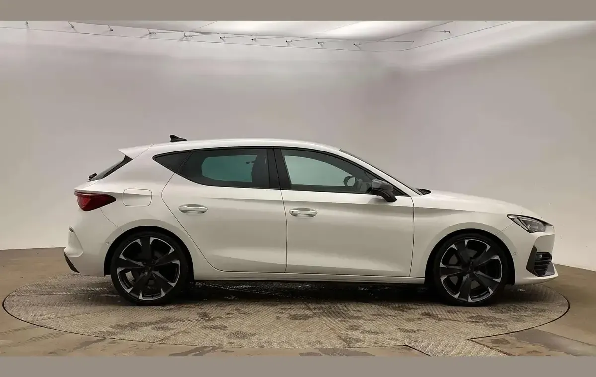 Used Cupra Leon VZ2 241 HP (177 kW) 2022 White Hatchback