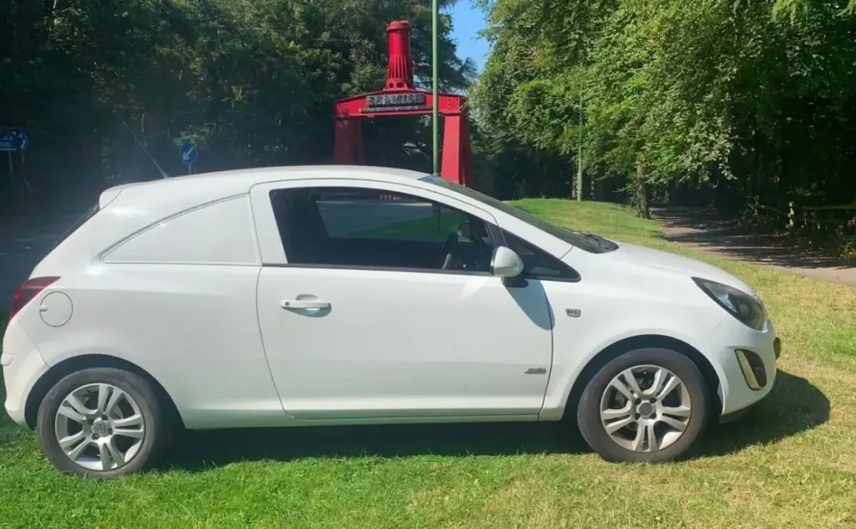 Used Vauxhall Corsa Sportive 95 HP (69 kW) 2014 White Hatchback