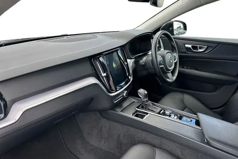 Used Volvo V60 Momentum 190 HP (139 kW) 2020 Black Estate