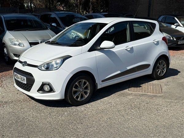 White Used 2015 Hyundai i10 Premium Hatchback | £3,995 (Fair price) - Image 1/1