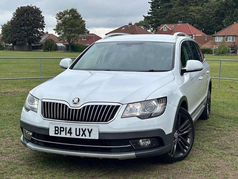White Used 2014 Skoda Superb Tour Estate | £6,985 (Fair price) - Image 1/4