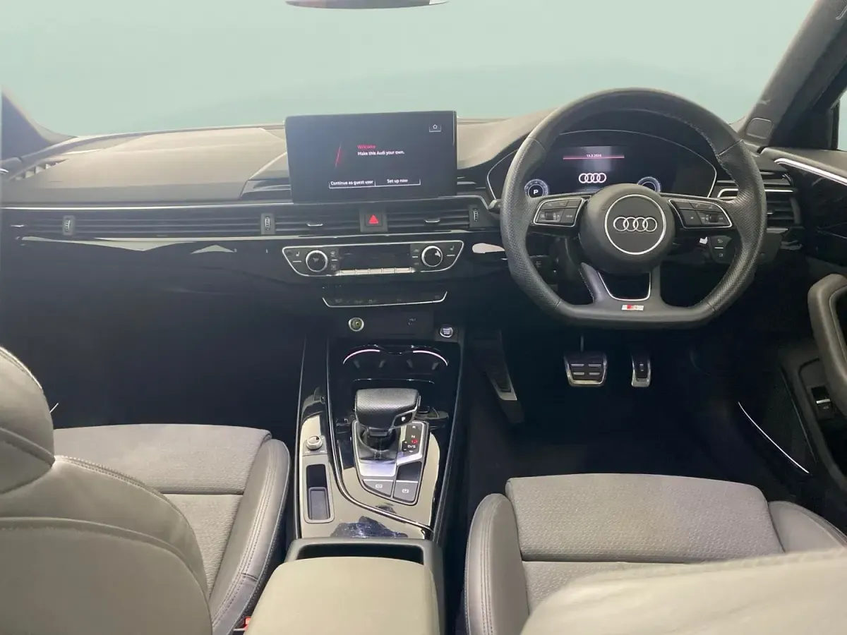 Używany Audi A4 Black Edition 2023 Szary Sedan/Limuzyna