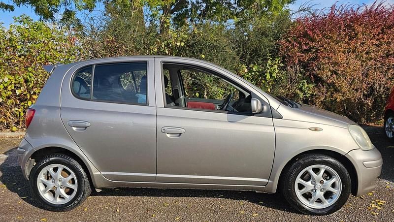 Silver Used 2005 Toyota Yaris Hatchback | £2,295 (A bit pricey) - Image 1/4