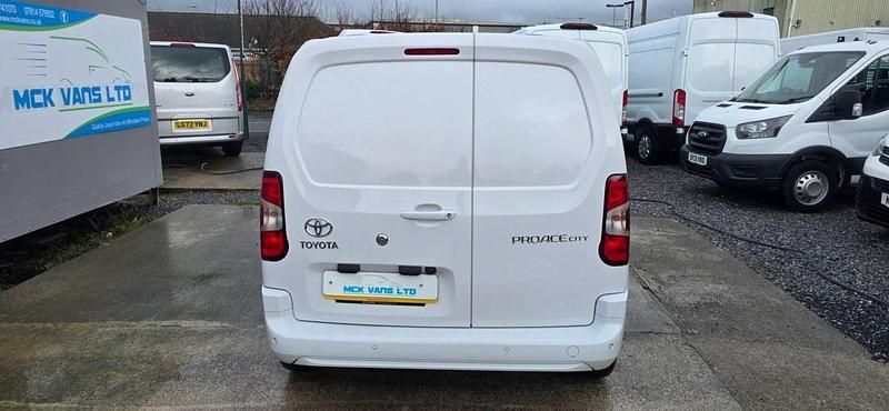 Used Toyota Proace Design 100 HP (73 kW) 2022 White MPV