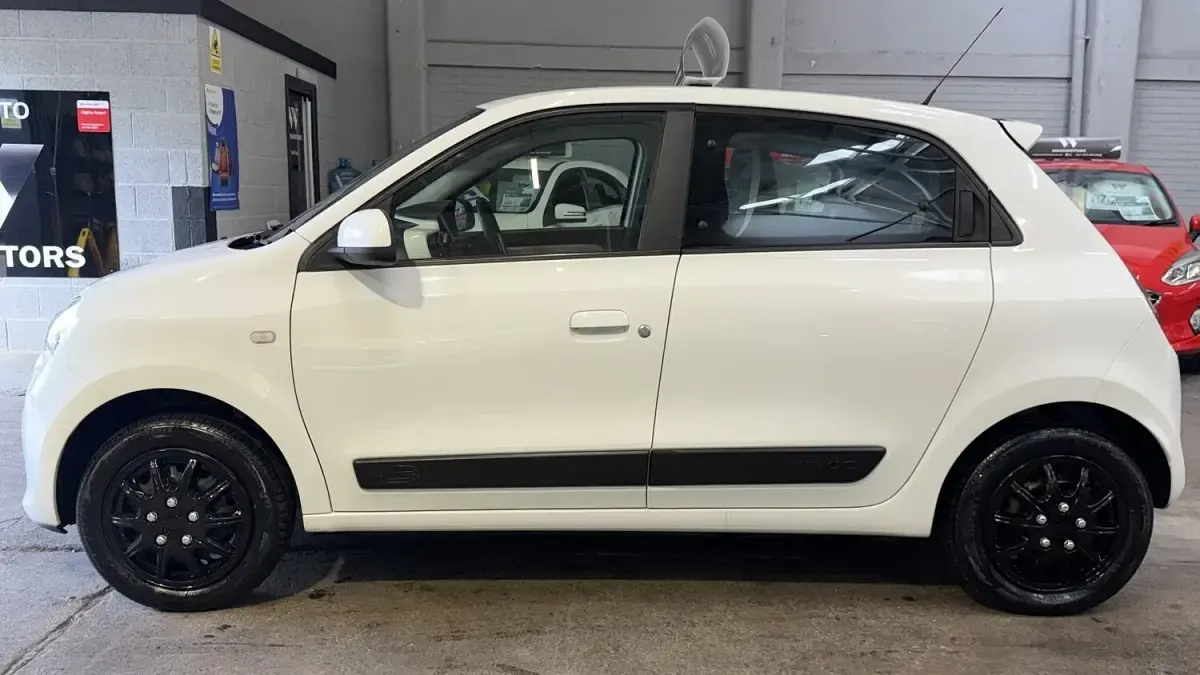 Used Renault Twingo Expression 70 HP (51 kW) 2015 White Hatchback
