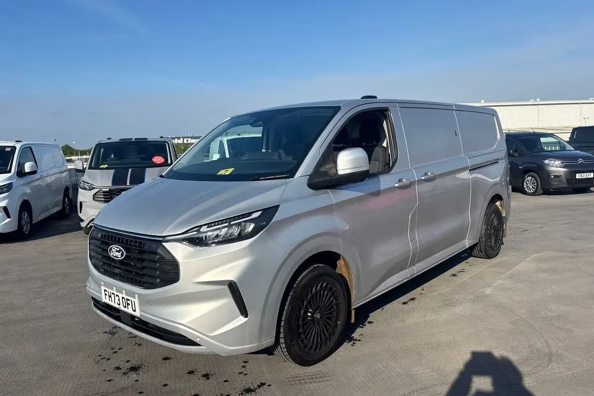 Używany Ford Transit Custom Limited 136 KM (100 kW) 2024 Srebrny Van