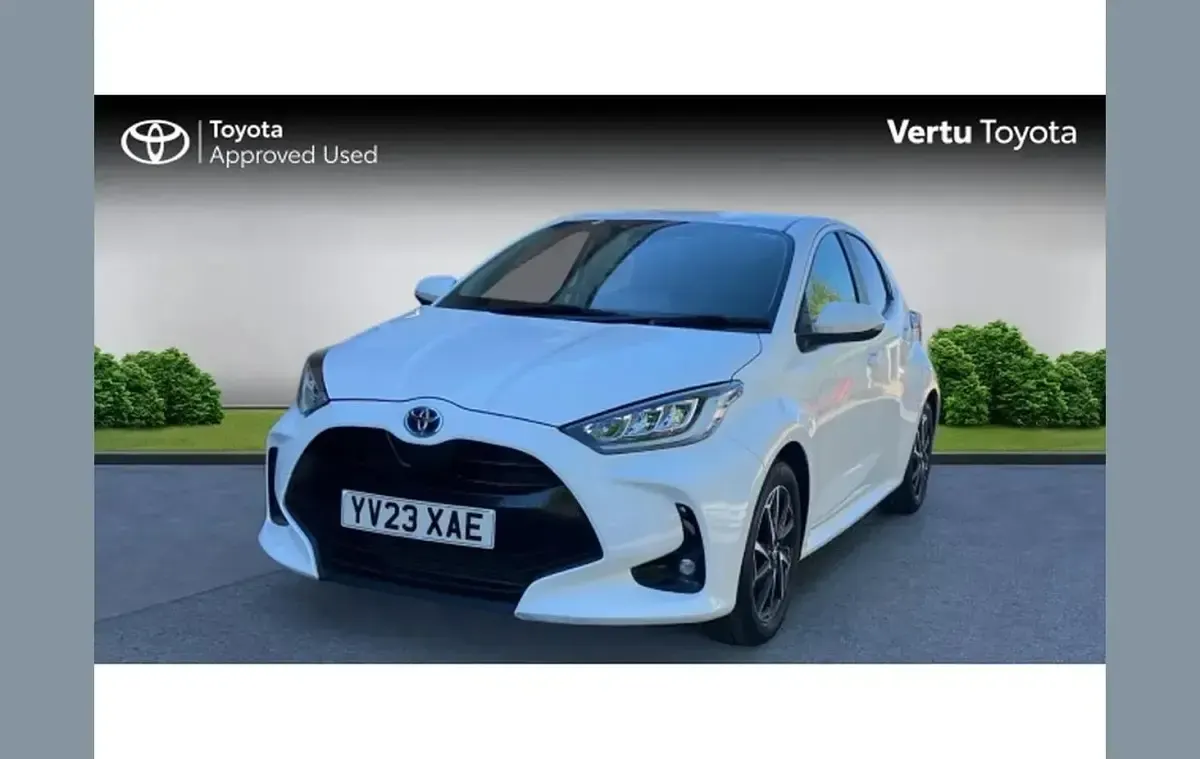 Used Toyota Yaris Hybrid Design 116 HP (85 kW) 2023 White Hatchback