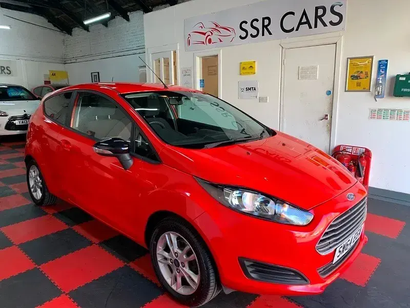 Usado Ford Fiesta Style 82 CV (60 kW) 2014 Rojo Utilitario