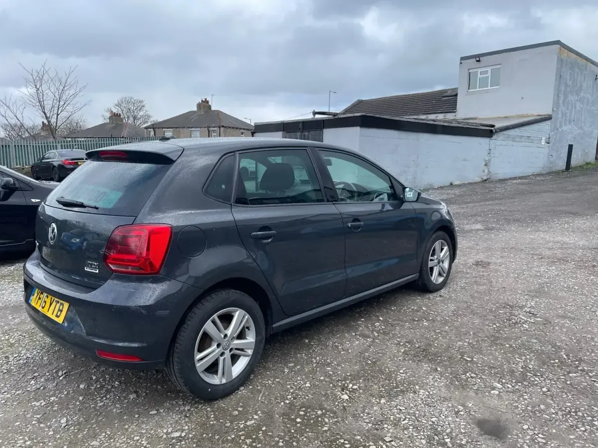 Usado VW Polo Match 90 CV (66 kW) 2016 Gris Utilitario