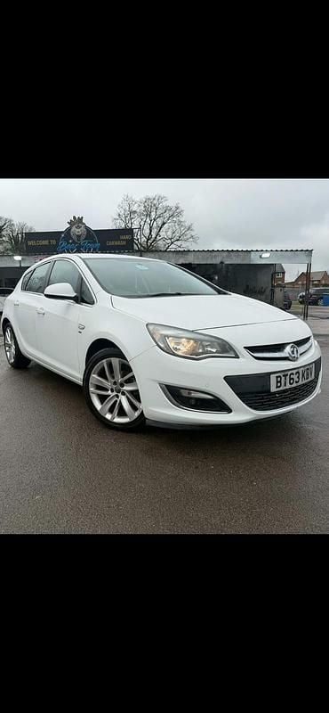 Used Vauxhall Astra SRi 140 HP (102 kW) 2013 White Hatchback
