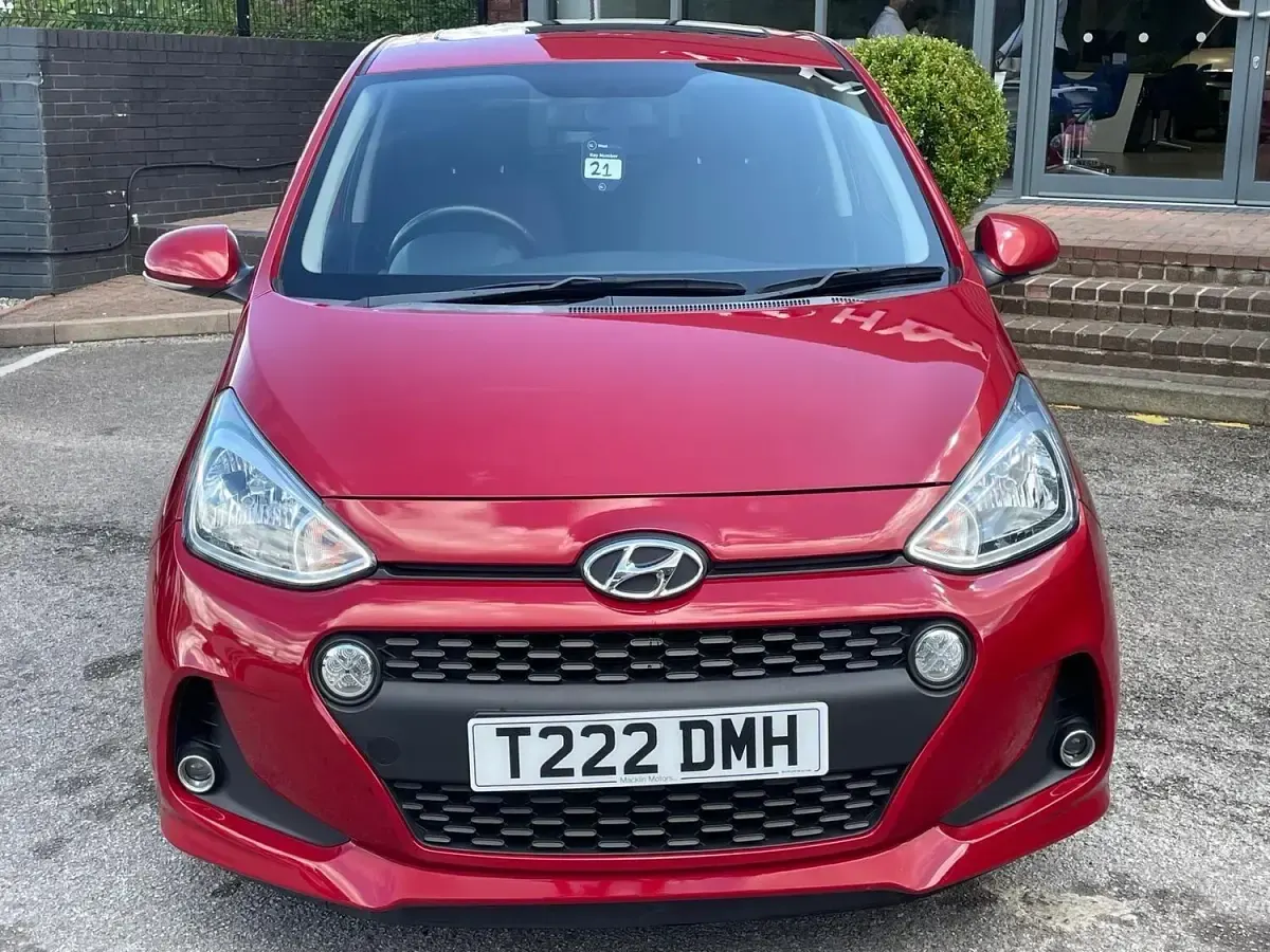 Used Hyundai i10 Premium SE 87 HP (63 kW) 2017 Red Hatchback
