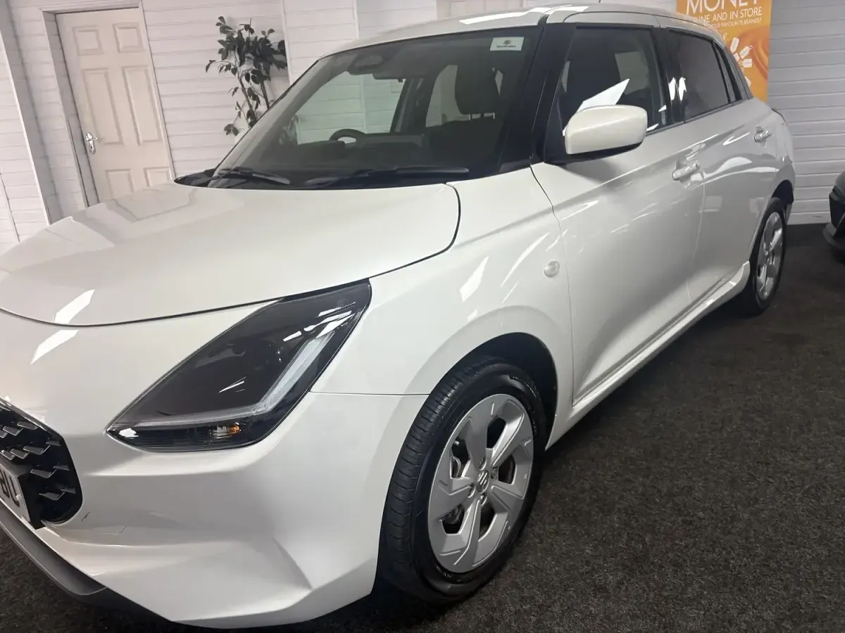New Suzuki Swift 82 HP (60 kW) 2025 White Hatchback