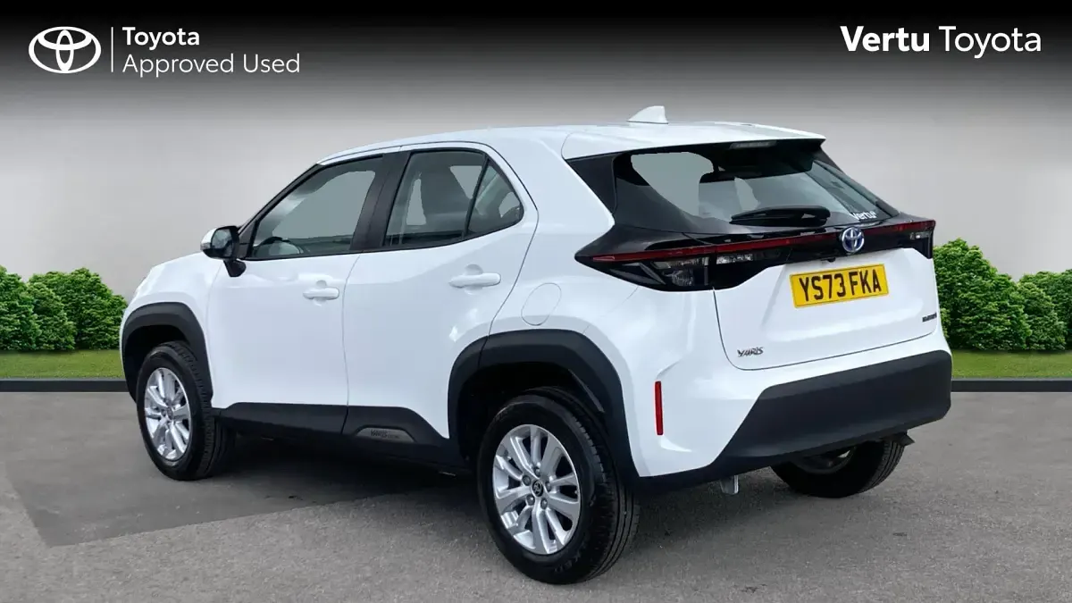 Used Toyota Yaris Hybrid 116 HP (85 kW) 2024 Pure white Estate