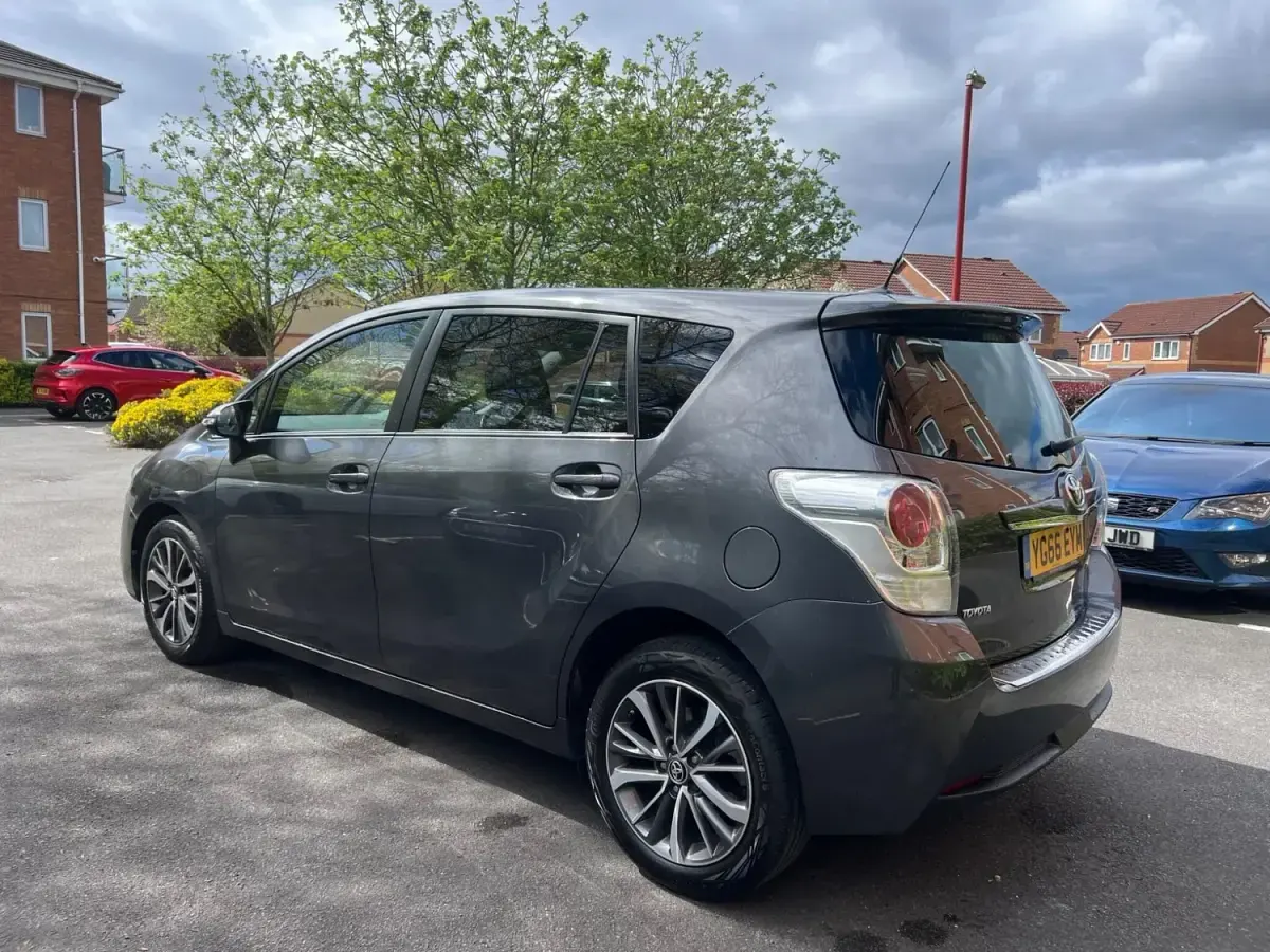 Used Toyota Verso Design 112 HP (82 kW) 2016 Grey MPV