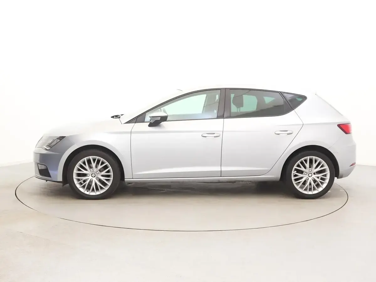 Used Seat Leon SE Dynamic 115 HP (84 kW) 2019 Silver Hatchback