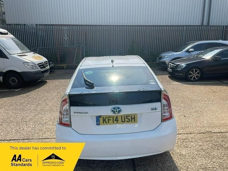Used Toyota Prius 136 HP (100 kW) 2014 White Hatchback