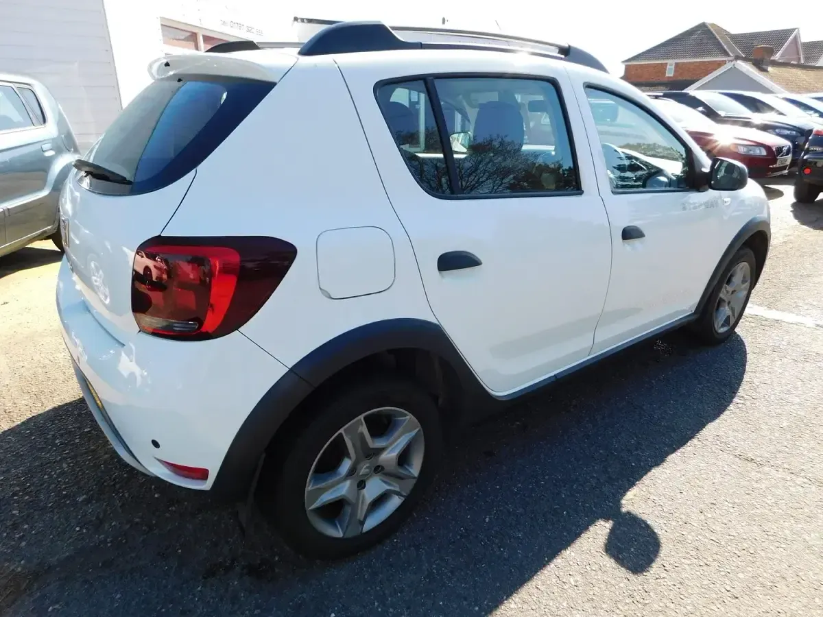 Used Dacia Sandero Comfort 90 HP (66 kW) 2018 White Hatchback