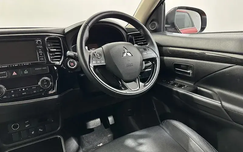 Used Mitsubishi Outlander 150 HP (110 kW) 2018 Red SUV