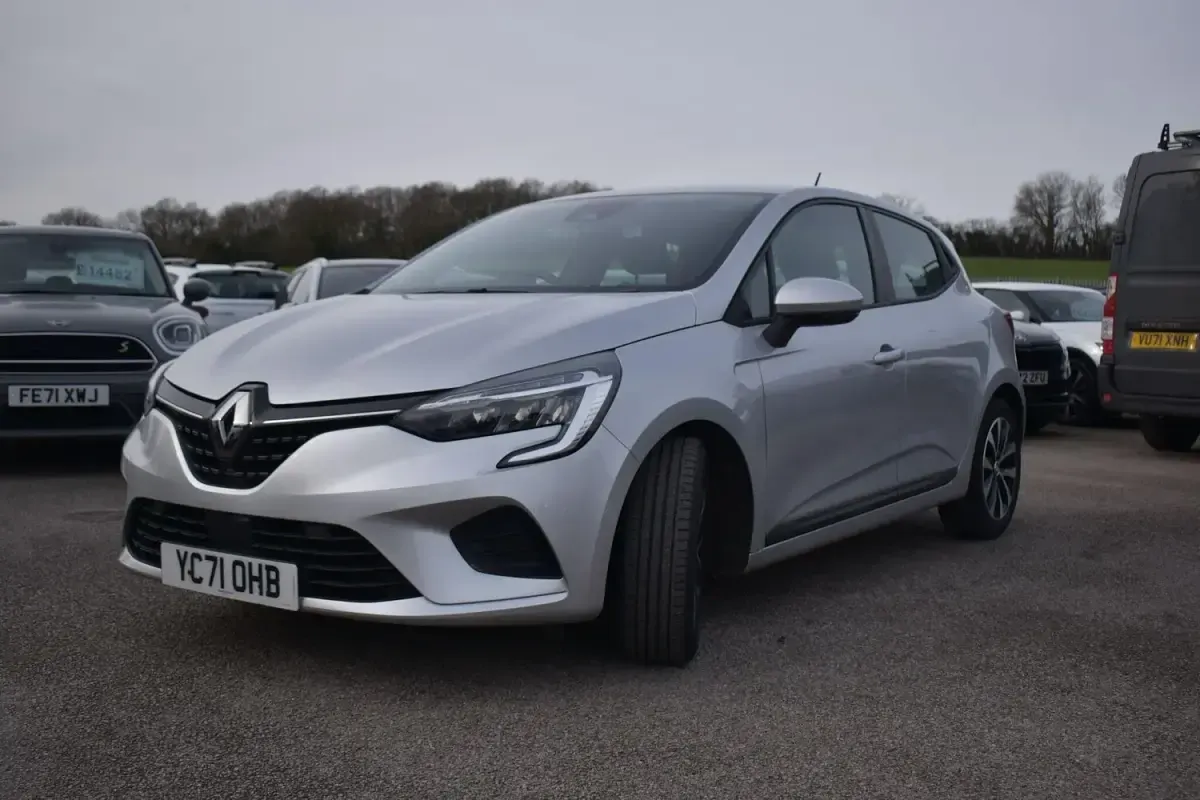 Used Renault Clio V Iconic 90 HP (66 kW) 2021 Silver Hatchback