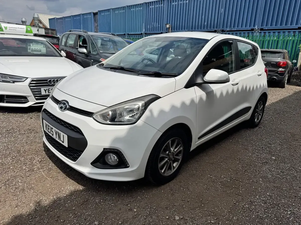 Used Hyundai i10 Premium 87 HP (63 kW) 2015 White Hatchback