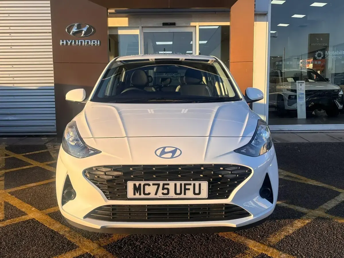 New Hyundai i10 Advanced 63 HP (46 kW) 2025 White Hatchback