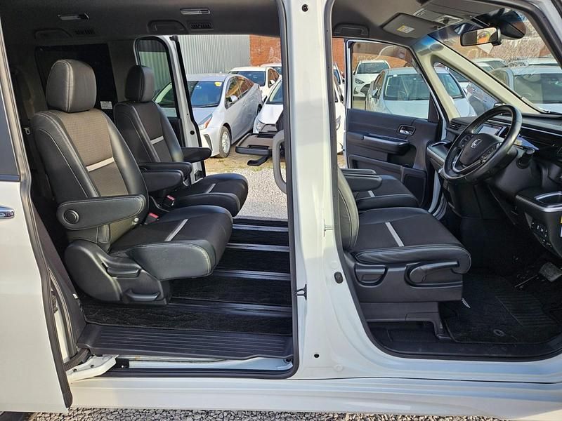 Używany Honda Stepwgn Hybrid 2026 Biały Minivan