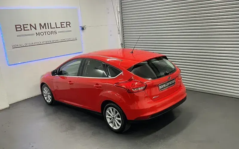Used Ford Focus Titanium 120 HP (88 kW) 2015 Red Hatchback