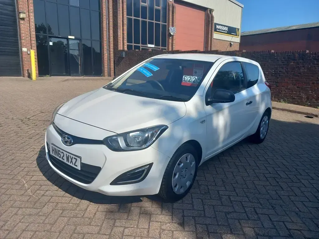 Used Hyundai i20 Classic 85 HP (62 kW) 2012 White Hatchback