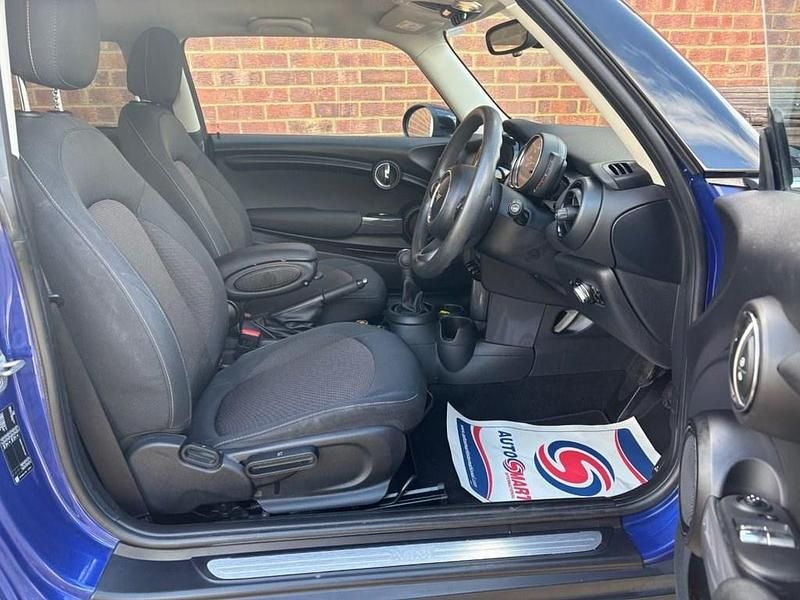 Usado Mini Cooper Classic 136 HP (100 kW) 2019 Azul Citadino