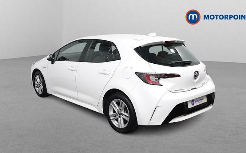 Used Toyota Corolla 122 HP (89 kW) 2021 White Hatchback