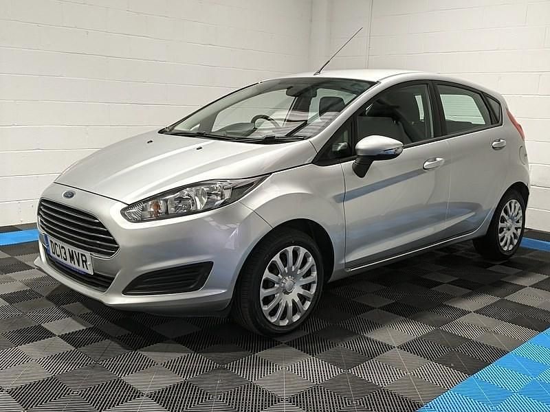 Używany Ford Fiesta Style 2018 Srebrny Hatchback