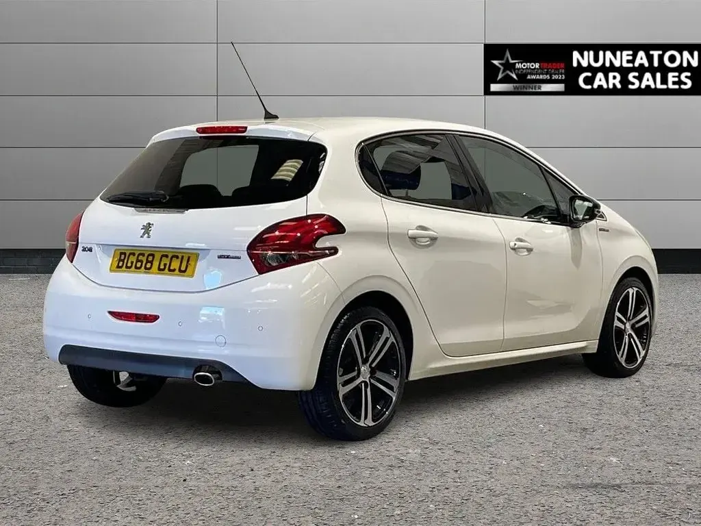 Used Peugeot 208 GT-line 110 HP (80 kW) 2018 White Hatchback
