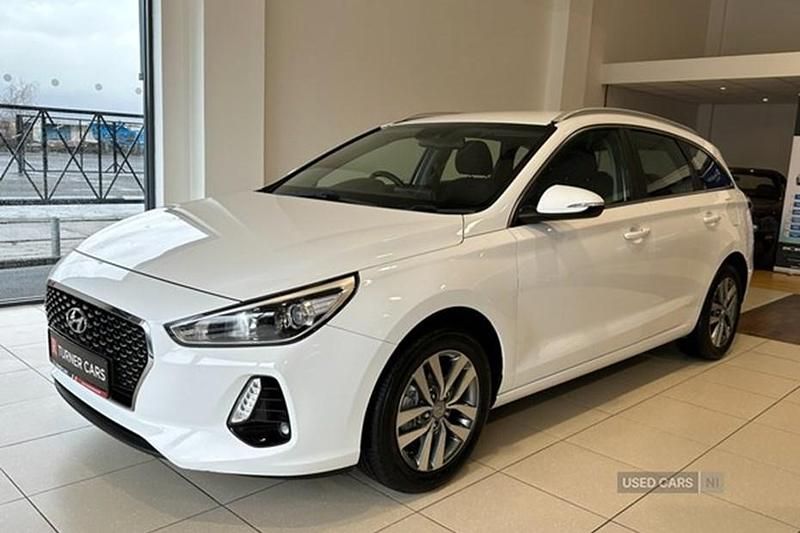 Used Hyundai i30 SE 136 HP (100 kW) 2017 White Estate