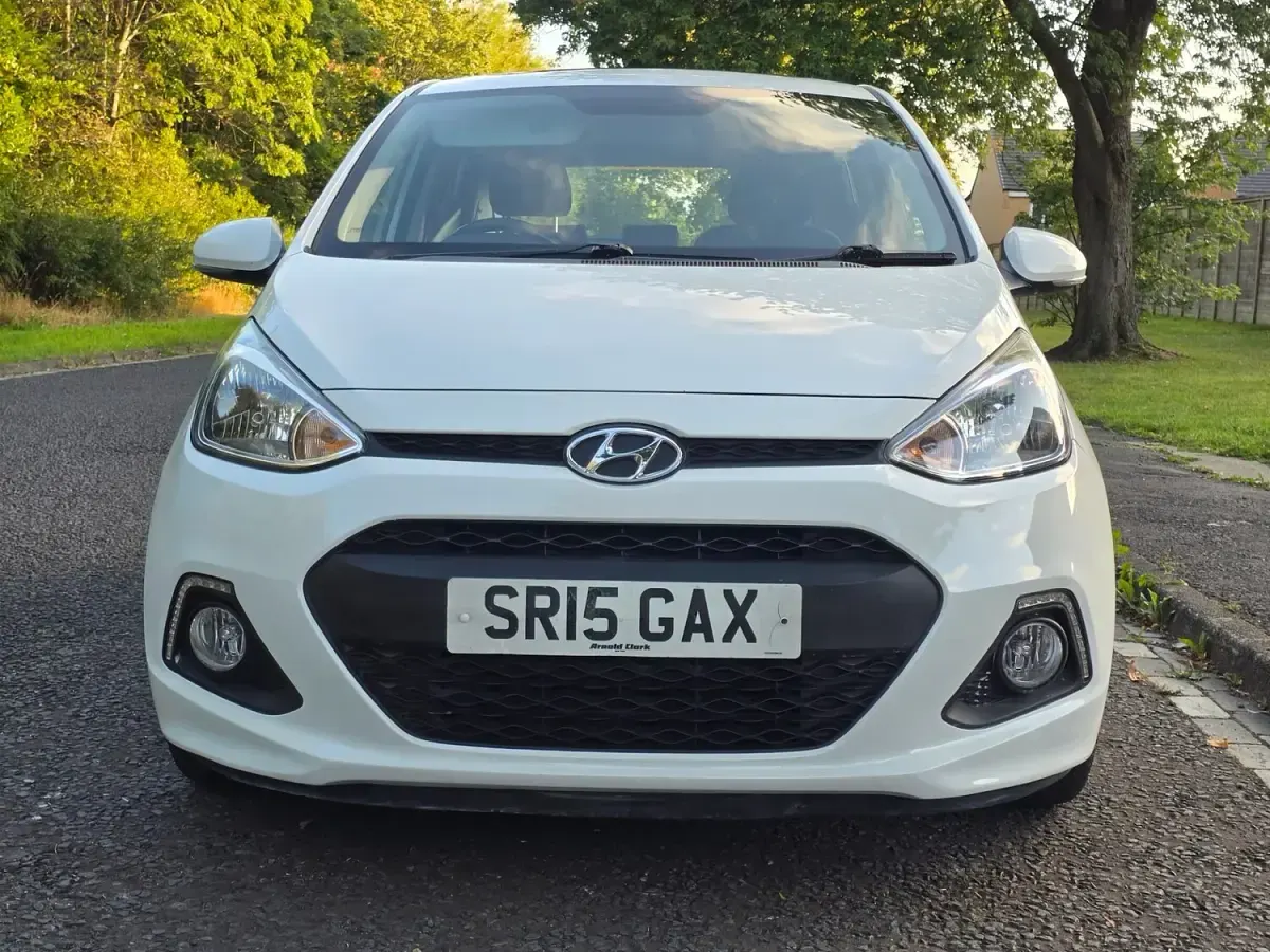 Used Hyundai i10 Premium SE 87 HP (63 kW) 2015 White Hatchback
