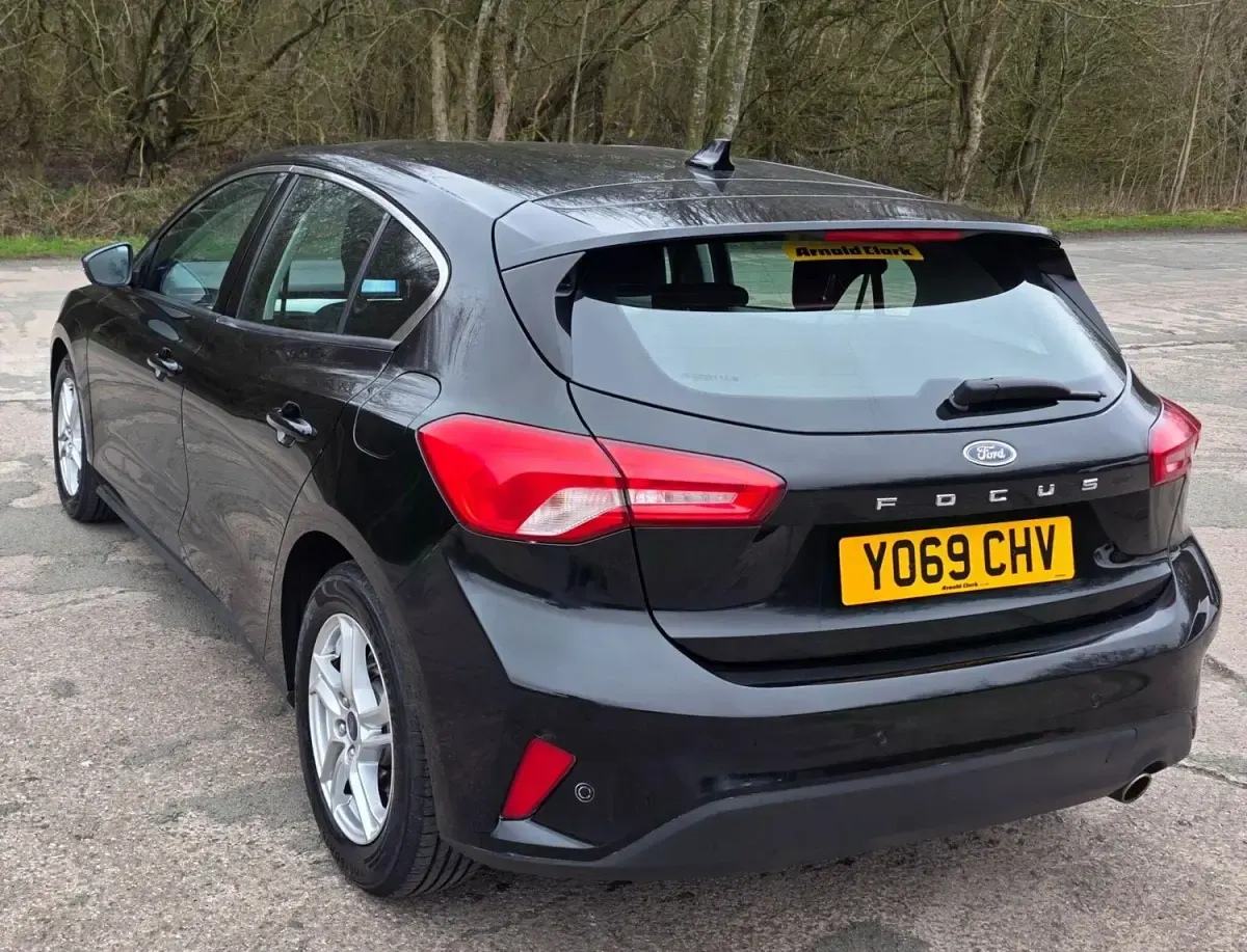 Begagnad Ford Focus Zetec 2020 Svart Halvkombi