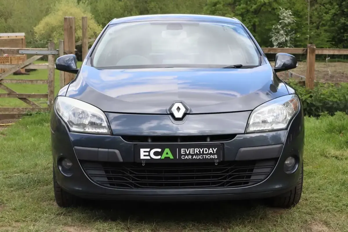 Usado Renault Mégane Dynamique 110 HP (80 kW) 2011 Cinzento Citadino