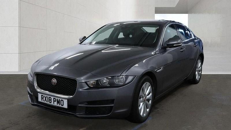 Usado Jaguar XE Prestige 163 HP (119 kW) 2018 Cinzento Sedan
