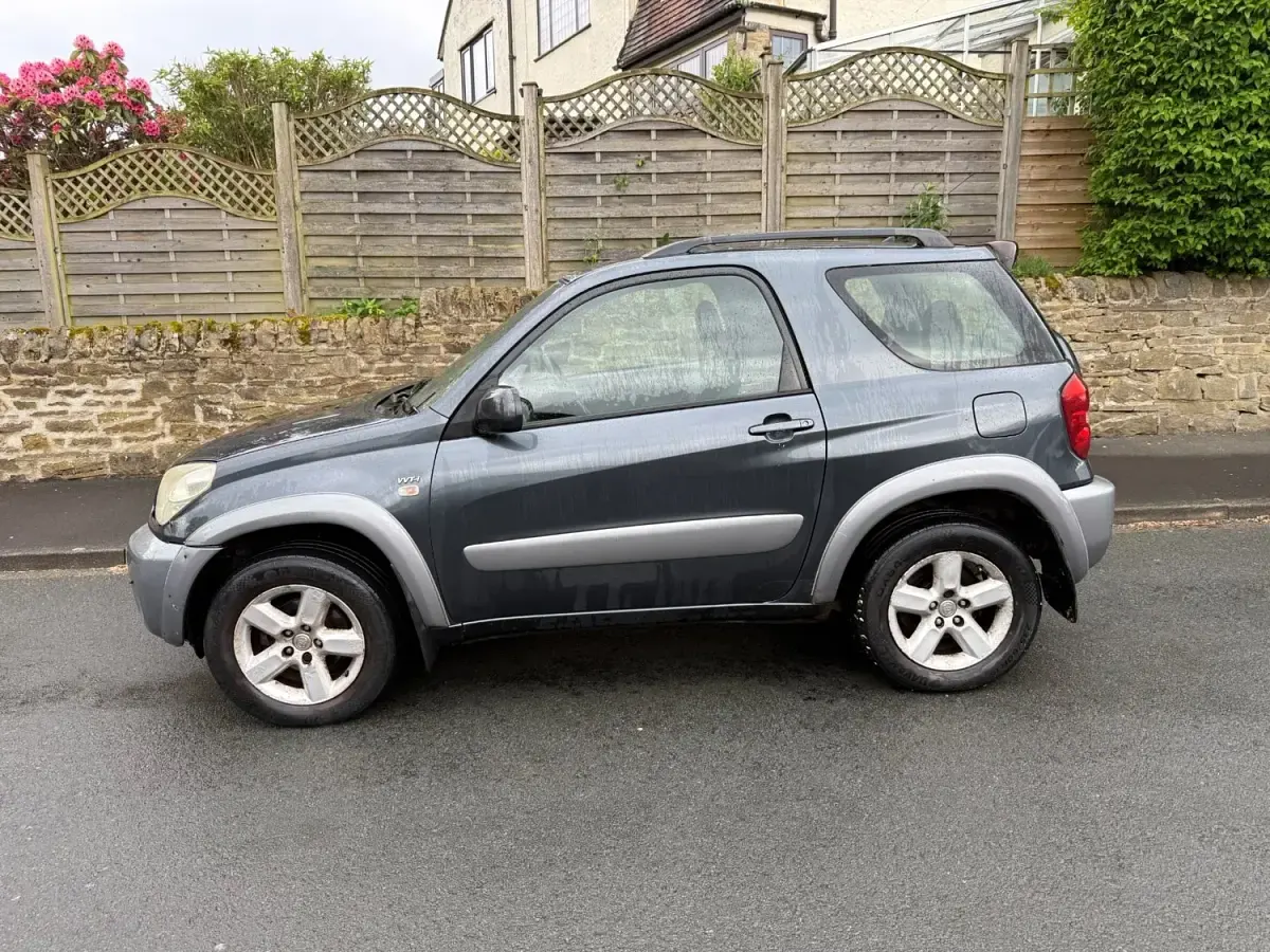 Begagnad Toyota RAV4 147 HK (108 kW) 2004 Grå SUV