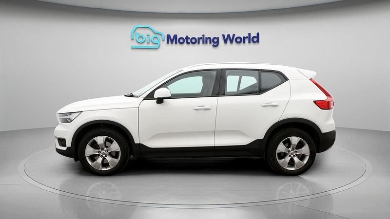 Used Volvo XC40 Momentum 197 HP (144 kW) 2021 White SUV
