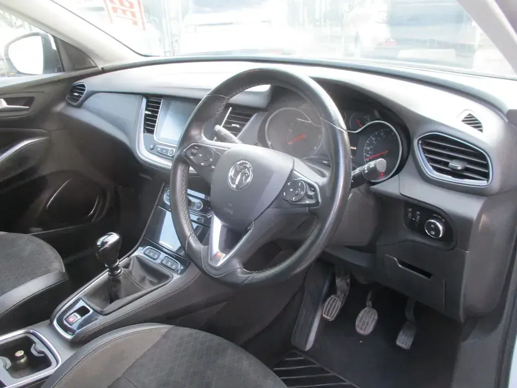 Used Vauxhall Grandland X Sport 120 HP (88 kW) 2018 White SUV