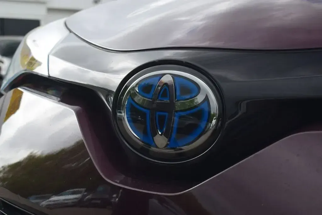 Used Toyota C-HR Design 122 HP (89 kW) 2023 Mauve/purple SUV