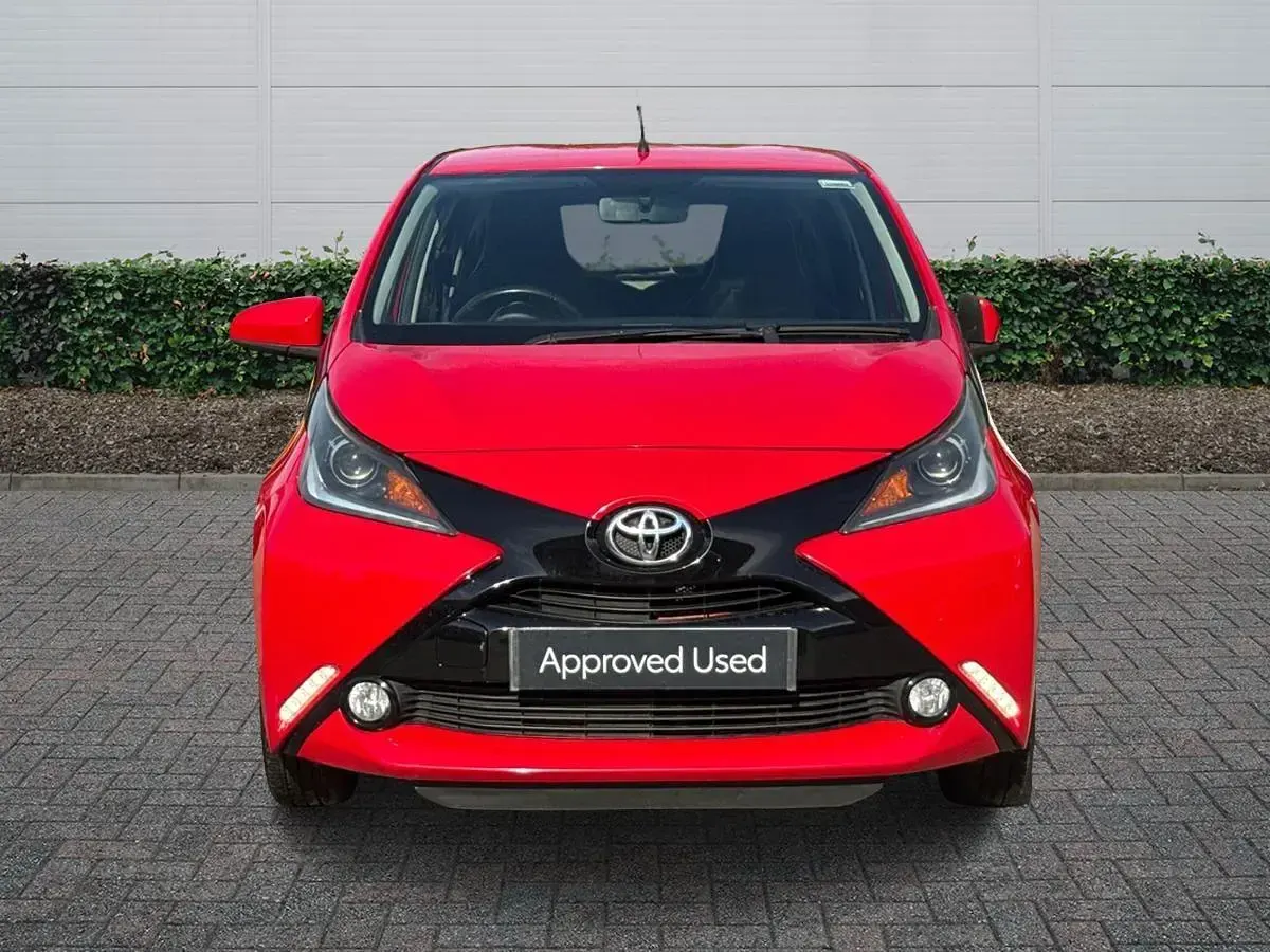 Used Toyota Aygo x-press 69 HP (50 kW) 2015 Red Hatchback