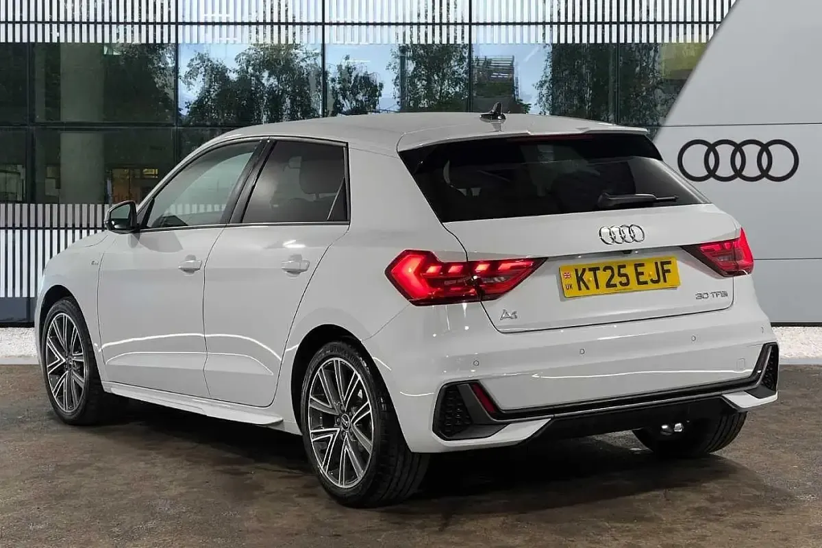 Używany Audi A1 S-Line 116 KM (85 kW) 2025 Biały SUV