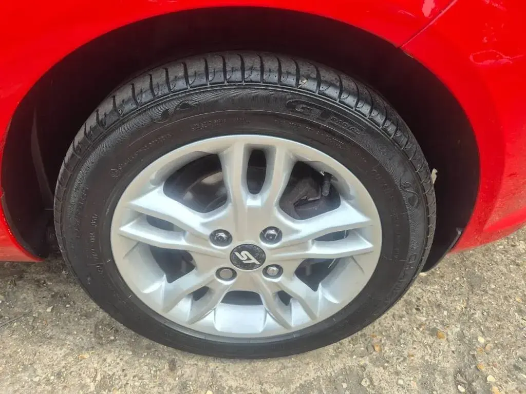 Used Ford Fiesta Zetec 82 HP (60 kW) 2015 Red Hatchback