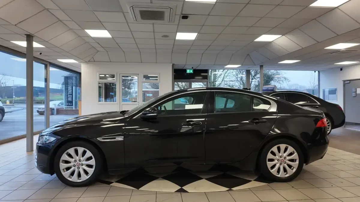 Używany Jaguar XE SE 163 KM (119 kW) 2017 Czarny Sedan/Limuzyna
