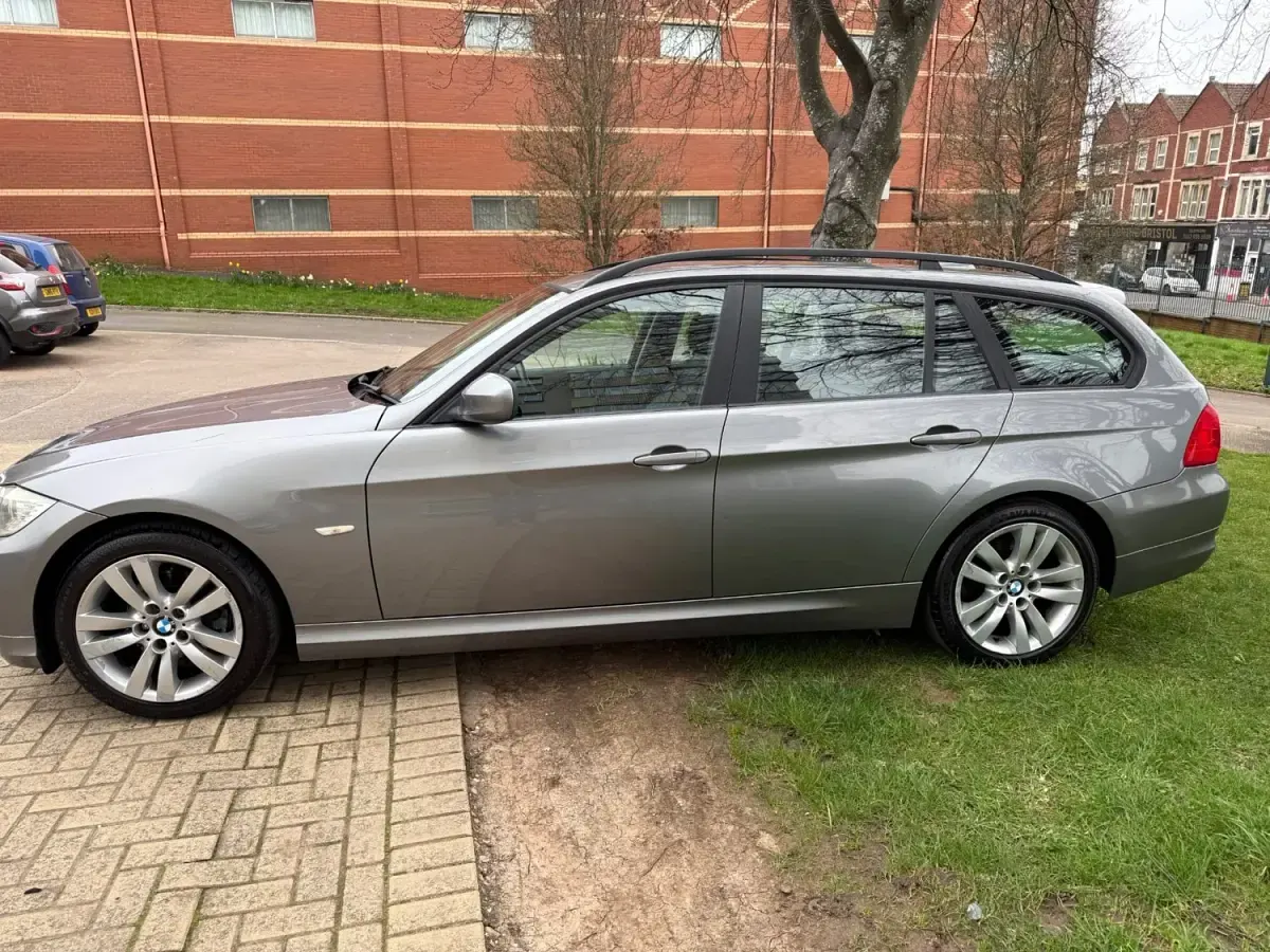 Begagnad BMW 318 2010 Grå Kombi