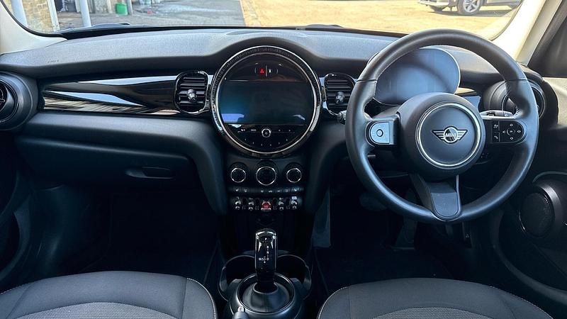 Begagnad Mini Cooper Comfort 136 HK (100 kW) 2023 Silver Halvkombi