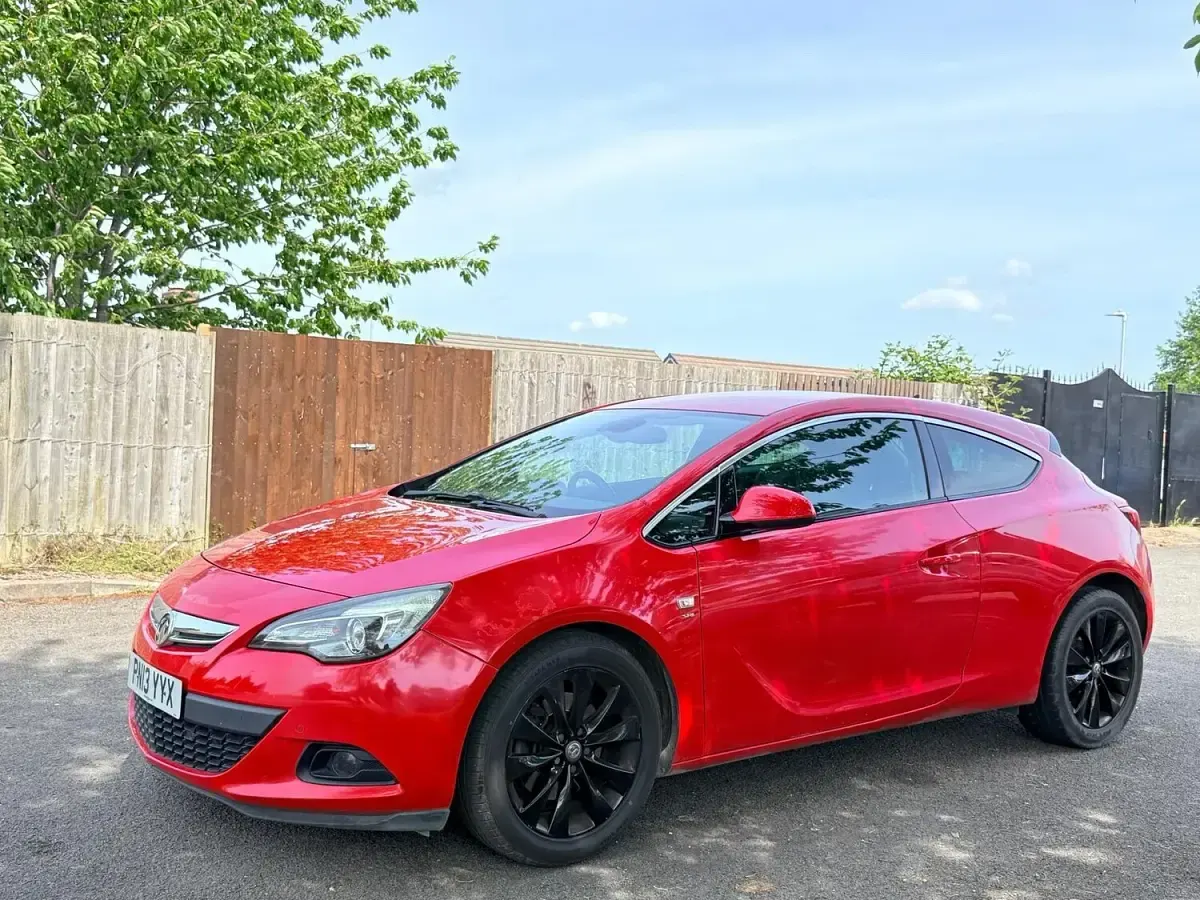 Używany Vauxhall Astra GTC SRi 140 KM (102 kW) 2013 Czerwony Hatchback