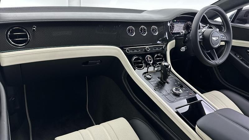 New Bentley Continental 670 HP (492 kW) 2026 Barnato green Coupe